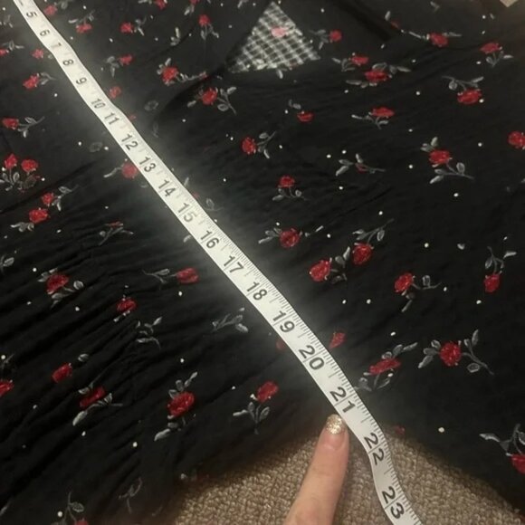 Torrid Tunic Womens 1X Black Red Roses Floral Emma Crinkle Knit Hi Lo Button Up - Picture 4 of 11